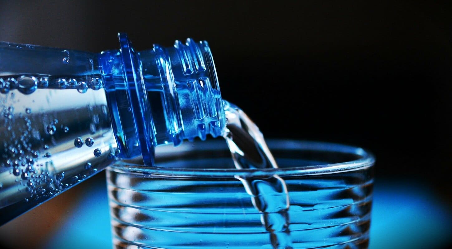 botellas de agua y bebidas energeticas